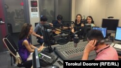 ҚазҰУ журфагының магистрлері (солдан оңға қарай) Гүлназ Сатыбалдықызы, Нұрлан Наурызәлиев, Аманкелді Сейітхан, Арайлым Бимендиева мен Назгүл Әбушәріпқызы Азаттық онлайн-продюсері Ғалым Боқашқа сұхбат беріп отыр. Прага, 1 шілде 2015 жыл.