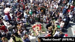 Участники шествия "Бессмертного полка"  в Парке Победы. Душанбе, 9 мая 2019 года 