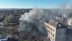 Поліцейський з евакпідрозділу «Білий янгол» перевіряє на наявність цивільних будинки у Покровську, 12 квітня 2025 року