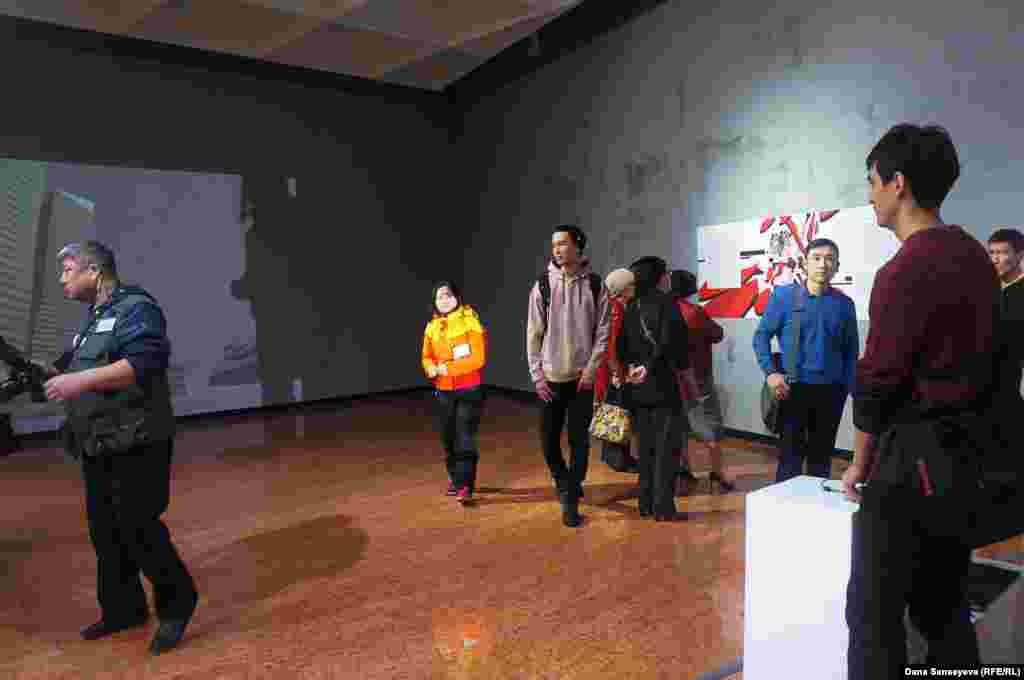 На выставке у посетителей есть возможность &quot;прогуляться&quot; по Астане по 3D-версии города, где присутствуют только здания, чтобы почувствовать реальные расстояния между зданиями в городе.