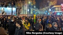Мамлекеттик университеттин алдындагы митингчилер. Тбилиси. 3-декабрь, 2024-жыл.