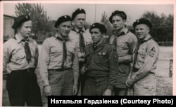 Кіраўнікі Згуртаваньня беларускіх скаўтаў на чужыне амэрыканскай акупацыйнай зоны Нямеччыны: Уладзімер Цьвірка, Вітаўт Кіпель, Васіль Шчэцька, Алесь Бута, Янка Запруднік, Янка Жучка. Міхэльсдорф, 1947 г.