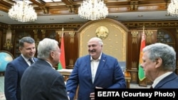 Аляксандар Лукашэнка паціскае руку Кіту Келагу на сустрэчы ў Менску 21 чэрвеня 2025, фота БелТА