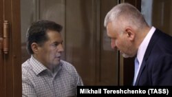 Журналіст Роман Сущенко і його адвокат Марк Фейгін (зліва направо) під час оприлюднення вироку в російському суді. Москва, 4 червня 2018 року 