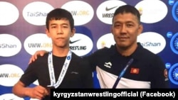 Эркин күрөш боюнча кадеттер арасындагы дүйнө чемпионатынын коло байгесинин ээси Имронбек Рахманов жана эркин күрөш боюнча жаштар арасында дүйнө чемпиону, машыктыруучу Улан Надырбек уулу. 21-июль, 2021-ж. Будапешт, Венгрия.