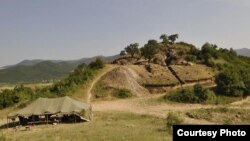 Представители общественного комитета по спасению Сакдриси разбили возле рудника палатки и ждут визита экспертов, которые должны раз и навсегда прояснить, стоит ли сохранять рудник в первозданном виде