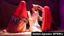 Бакен Кыдыкеева атындагы театрда коюлган спектакль. 