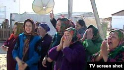 Marynyň ýaşaýjylary köçede Ammiak we karbamid zadowynyň düýbini tutmaga gelen prezident Berdimuhamedowy garşy alýar. 26-njy ýanwar, 2011.