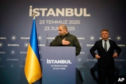 Секретар РНБО Рустем Умеров (поcередині) під час пресконференції за підсумками зустрічі української та російської делегацій у Стамбулі, Туреччина, 23 липня 2025 року