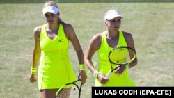 Українські тенісистки, сестри-близнюки, Надія Кіченок (ліворуч) і Людмила Кіченок (архівне фото)