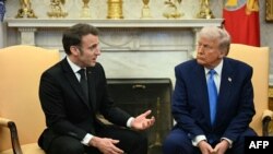 ABŞ-nyň prezidenti Donald Tramp 2025-nji ýylyň 24-nji fewralynda Fransiýanyň prezidenti Emmanuel Makron bilen Ak tamdaky Owal kabinetde duşuşýar. Waşington. 