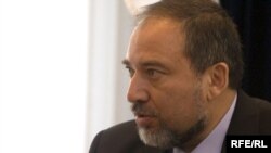 آویگدور لیبرمن از شامگاه دوشنبه ۱۸ تیر با همراهی افسران ارشد ارتش، در حال بازدید از ارتفاعات جولان بوده است