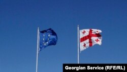 В церемонии участвовали еврокомиссар по вопросам торговли Карел де Гюхт, министр иностранных дел Польши (страны - председателя ЕС) Радослав Сикорски и премьер-министр Грузии Николоз Гилаури