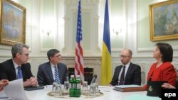(Справа наліво) Посол США в Україні Джефрі Пайєтт, міністр фінансів США Джейкоб Джозеф Лью, прем'єр-міністр України Арсеній Яценюк, міністр фінансів України Наталія Яресько у Києві, 28 січня 2015 року