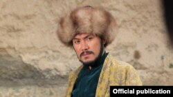 Азиз Мурадилаев Алымбек датканын ролунда.