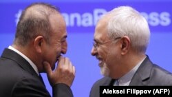 محمدجواد ظریف (راست) در کنار همتای ترکیه‌ای خود مولود چاووش‌اغلو