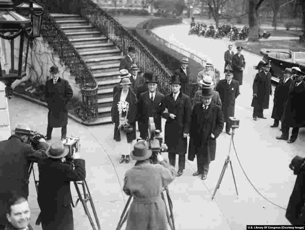 Новапрадстаўлены прэзыдэнт Франклін Дэлано Рузвэльт (у цэнтры ў паласатым гальштуку) прыбывае ў Белы дом са сваёй жонкай Элеанорай і сынам Джэймсам 4 сакавіка 1933 году. Прэзыдэнт будзе працаваць нечуваныя чатыры тэрміны, з 1933 па 1945 гг. Канстытуцыйная папраўка 1951 году скараціла колькасьць магчымых прэзыдэнцкіх тэрмінаў да двух.