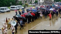 Тържествено шествие до паметника на „Св. св. Кирил и Методий“ пред Националната библиотека „Св. св. Кирил и Методий“ по повод 24 май