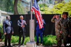 Посол США в Турции и специальный посланник США в Сирии Том Баррак поднимает американский флаг над вновь открытой резиденцией посла США в Дамаске. Фото сирийского официального информагентства САНА. 29 мая 2025 года Сирия, в четверг, 29 мая 2025 года.