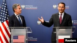 رادوسلاو سیکورسکی و آنتونی بلینکن، وزرای خارجه لهستان و آمریکا، در نشست خبری مشترک در ورشو