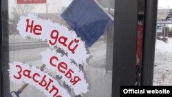 Снегоуборочная лопата на остановке в Усть-Каменогорске. Фото с сайта акимата Усть-Каменогорска.   