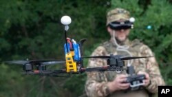 Ілюстраційне фото. Український військовий керує FPV-дроном, Харківщина, серпень 2025 року
