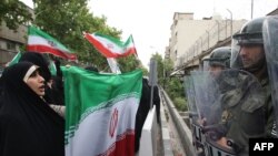 تجمع هواداران دولت نهم در مقابل سفارت فرانسه در اعتراض به «دخالت اروپایی ها» در امور داخلی ایران.