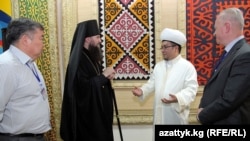Участники конференции "Ислам и православие - религии мира", Бишкек, 10 октября 2012 года.