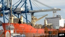 «رابطه مبادله» ميان کالا های صادراتی و وارداتی ايران نشان دهنده ضعف شديد ساختار بازرگانی خارجی ايران است که برای وارد کردن يک تن کالا، بايد ۲.۴۰ تن کالا صادر کند.. عکس تزئینی است.