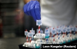 Тістечка в формі шприців. Кондитерська в Дортмунді (Німеччина) виробляє їх, щоб допомогти популяризації кампанії вакцинації