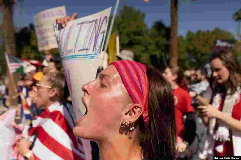 Протестувальниця вигукує гасла під час ходи на акції протесту «Ні королям» біля Капітолію штату Арізона у Феніксі, Арізона, США, 18 жовтня 2025 року