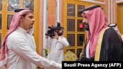 تصویری از دیدار محمد بن سلمان با اعضای خانواده روزنامه‌نگار مقتول عربستانی