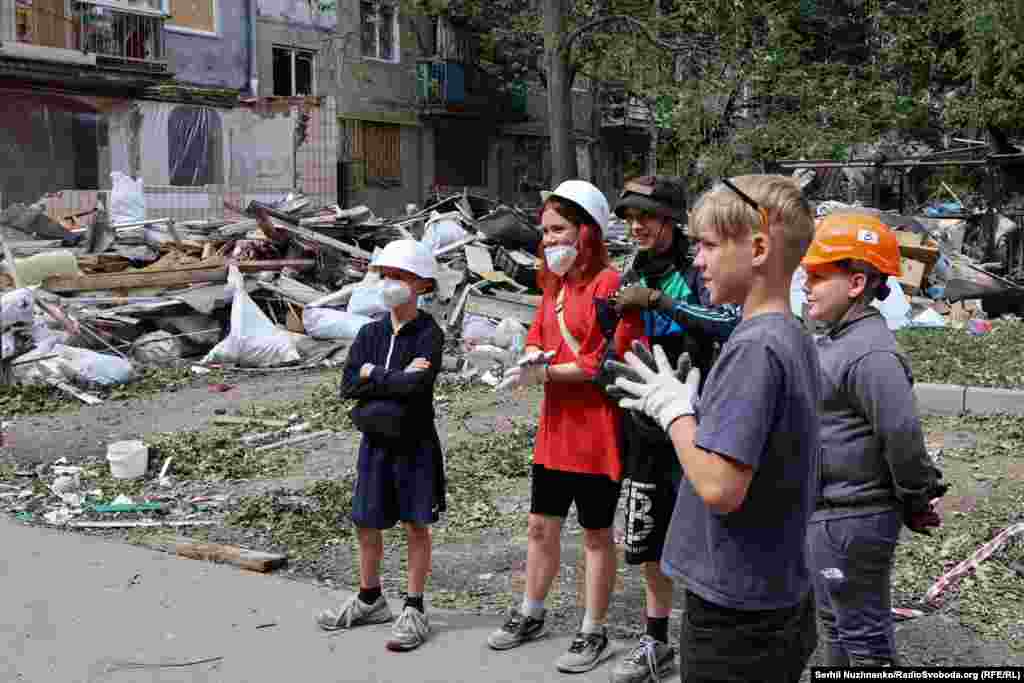 Юныя валянтэры – жыхары Саламянскага раёна Кіеву – далучыліся да разбору завалаў дому, па якім нанесла ўдар расейская армія. Чэрвень 2025 году
