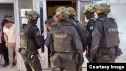 Муҳожирлар таҳқирлангани акс этган видеодан олинган скриншот. 