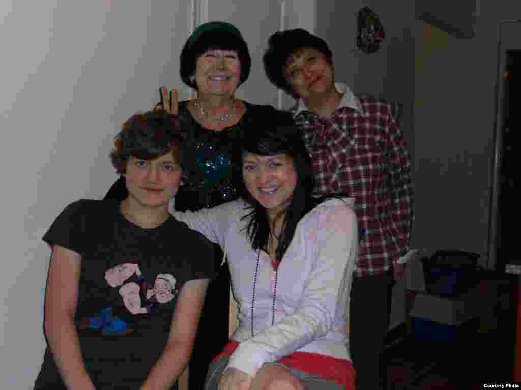 Чехияның бұрынғы министрі Жәмилә Стехликованың балалары Алан, Кәмилә және олардың әжесі Рауза Әбдіхамитовалармен бірге  - Kazakhstan/Czech Republic- Zhamila Stehlikova, Former Minister On Human Rights Of Minority Groups, With Her Family- Grandmother Of her children Rauza Abdyhamitovna, Alan and Kamilya