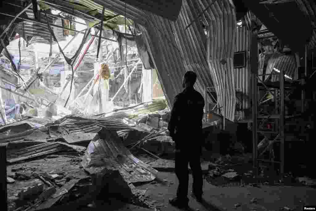 یک افسر پلیس اوکراین در محل حمله پهپادی روسیه در اودسا