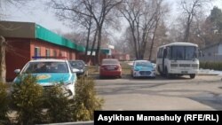 Автомобили и автобус полиции рядом с рестораном, которое указывалось как место проведения съезда новой партии. Алматы. 10 марта 2019 года.