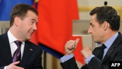 12 августа 2008 года российский президент подписал шестипунктовый договор о прекращении огня. Посредником между сторонами выступал председательствовавший тогда в ЕС президент Франции Николя Саркози 