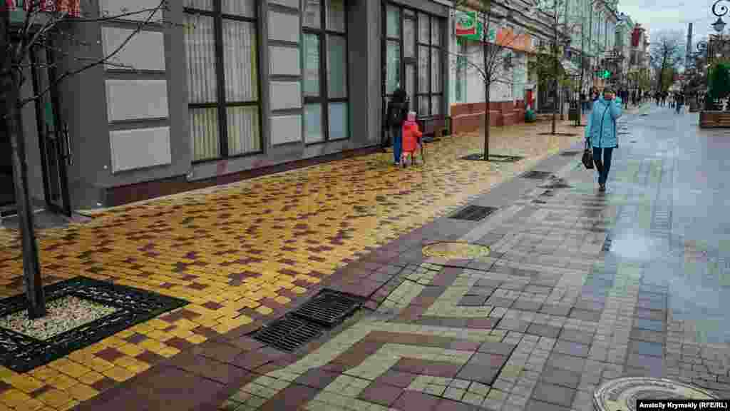 Yağmurlardan soñ Puşkina soqağında qaldırımda töşeme taşnıñ batması körüne