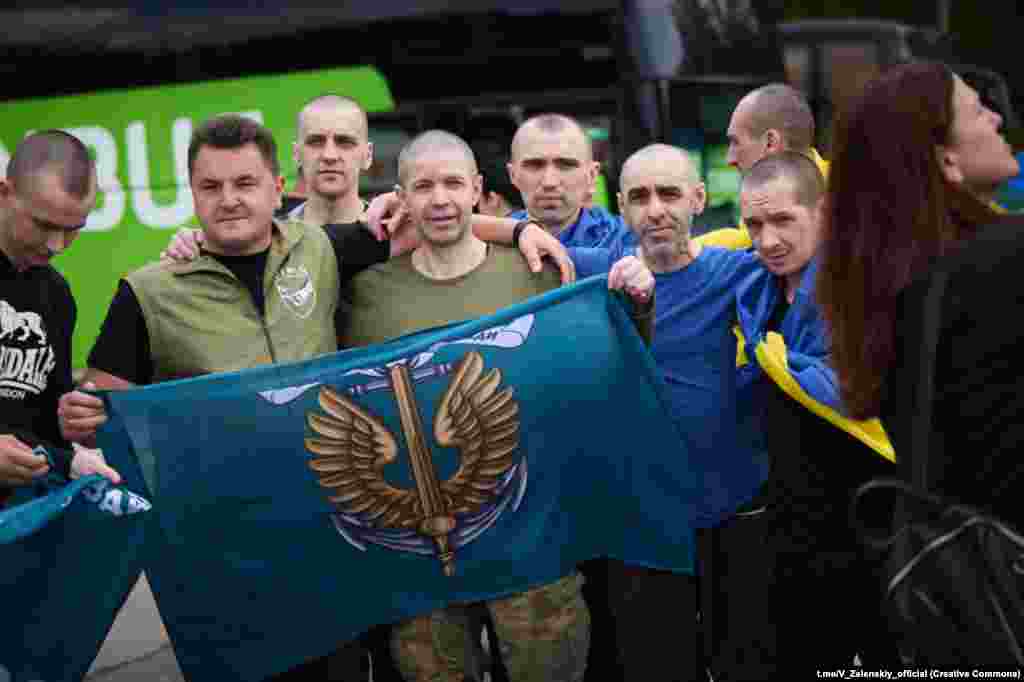 Серед звільнених 12 червня є бійціз тяжкими пораненнями та важкими захворюваннями.Точну кількість звільнених 12 червня із російсього полону українських громадян Координаційний штаб не називає