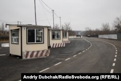 КПВВ Золоте, збудований з українського боку (проте, прохід ним підконтрольними Росії силами не відкритий)