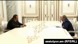 Премьер-министр Никол Пашинян и лидер партии «Процветающая Армения» Гагик Царукян (архивная фотография)