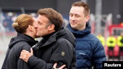 Френският президент Еманюел Макрон (в средата) беше посрещнат на летището в Нуук, Гренландия, от премиерката на Дания Мете Фредериксен (вляво) и премиера на Гренландия Йенс-Фредерик Нилсен. 15 юни 2025 г.