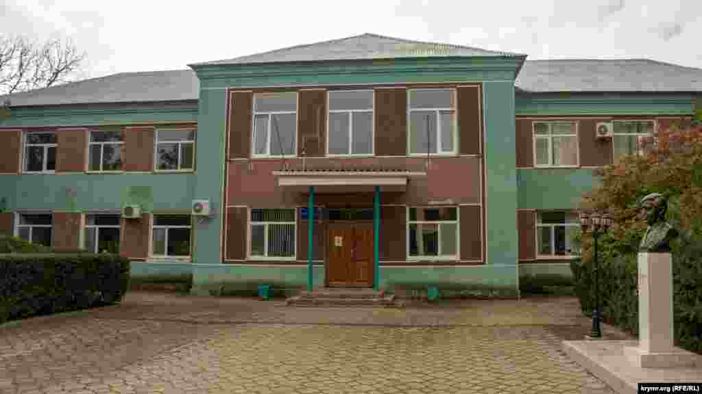 Перед конторой агроцеха №49 &ndash; до 2014 года филиала Мариупольского металлургического комбината имени Ильича&nbsp;&ndash; установлен бюст бывшему гендиректору комбината Владимиру Бойко. В 2004 году меткомбинат взял под свою опеку фруктовые сады и виноградники местного сельхозпредприятия &laquo;Калининское&raquo;