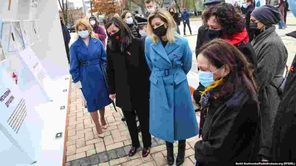 Також у відкритті виставки взяли участь віцепрем&rsquo;єр-міністр із питань європейської та євроатлантичної інтеграції Ольга Стефанішина, посол Великої Британії в Україні Мелінда Сіммонс і посол Канади в Україні Лариса Галадза, координаторка системи ООН в Україні Оснат Лубрані, українські посадовці і представники міжнародних та громадських організацій