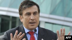 Грузия президенты Михаил Саакашвили: "Без БДБдан чыгарга тиеш."