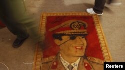 تصویر معمر قذافی زیر پای معترضان لیبیایی