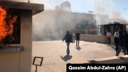 Десятки сторонников шиитской милиции на территории посольства США, Багдад, 31 декабря 2019. 