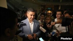 Արթուր Վանեցյանը զրուցում է լրագրողների հետ, 22-ը սեպտեմբերի, 2018 թ․ 