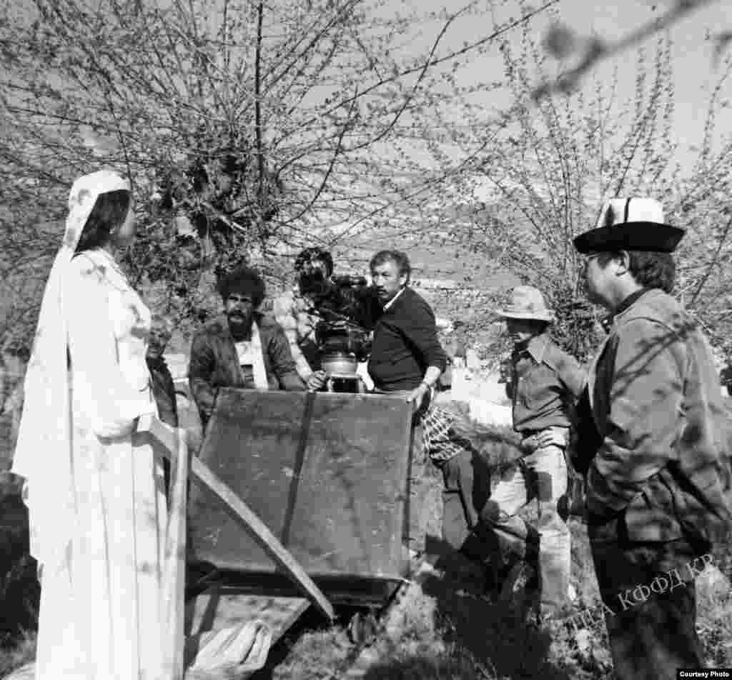 Төлөмүш Океевдин &quot;Махабат закымдары&quot; тасмасын тартуу учурунда. Ортодо кинооператор Нуртай Борбиев. Сүрөттүн автору - А. Федоров.&nbsp; &nbsp;